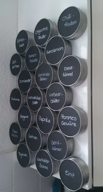 Bu manyetik panoda, tebeşir tahtası etiketli metal kavanozlar kullanılmış, çok yaratıcı bir fikir.