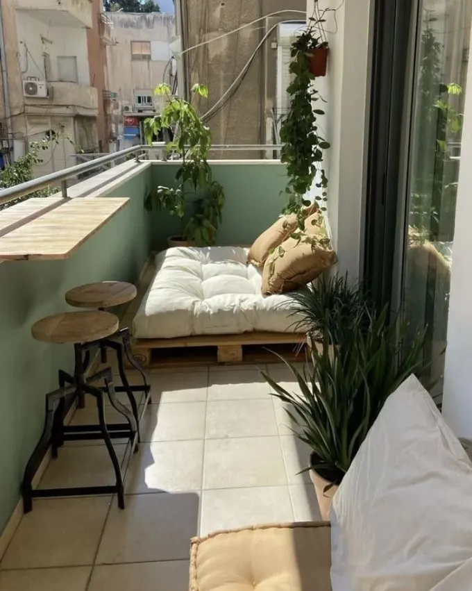 Güneşlenme yatakları, korkuluğa bağlı masa ve taburelerle balkon hazırlandı.