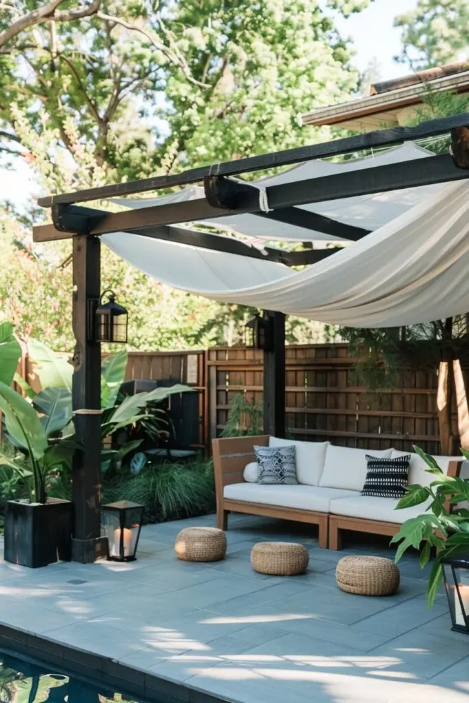 Güneş ışığı çok geliyorsa, pergola çerçevesine kumaş asarak gölgelik oluşturabilirsiniz.