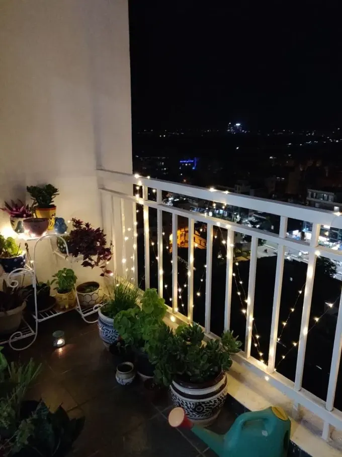 Korkuluk ve trabzanlara ip ışıkları yerleştirmek en kolay dekorasyon fikirlerinden biri.