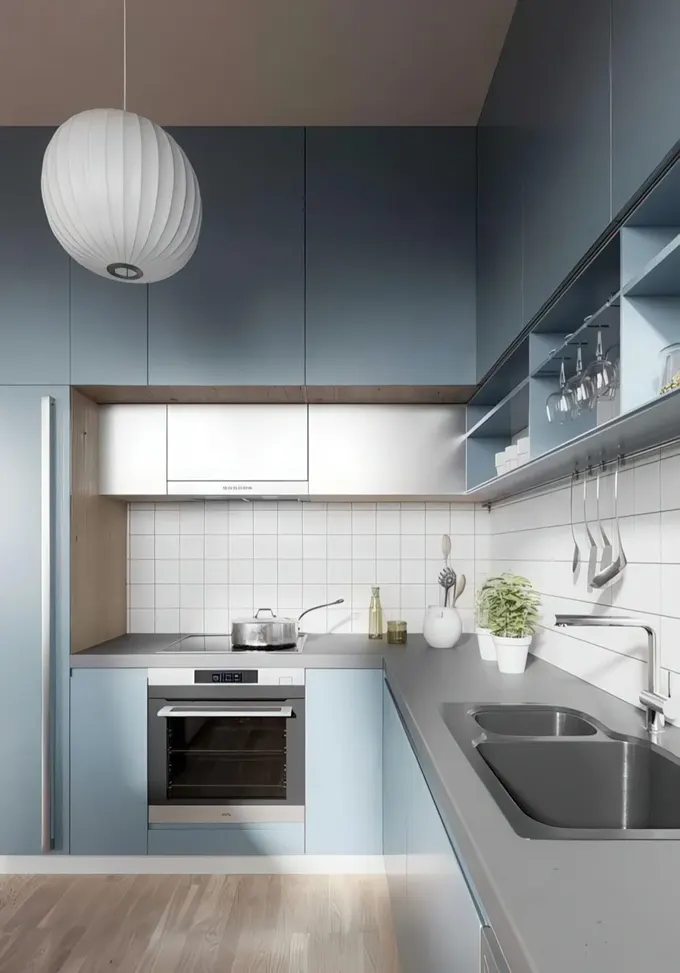 Gri ek dolaplar, beton tezgah ve beyaz fayans sırtlıkla minimalist açık mavi mutfak.