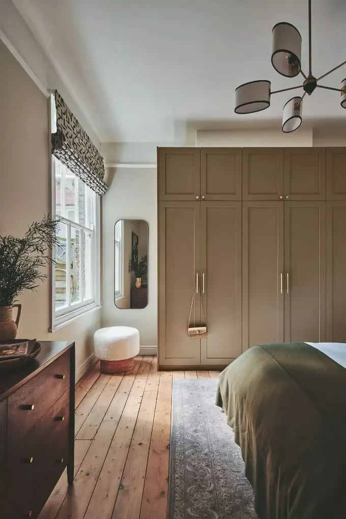 Yatak odası greige, yeşil ve koyu tonlarda, çok sakin ve huzurlu bir atmosferde dizayn edilmiş.
