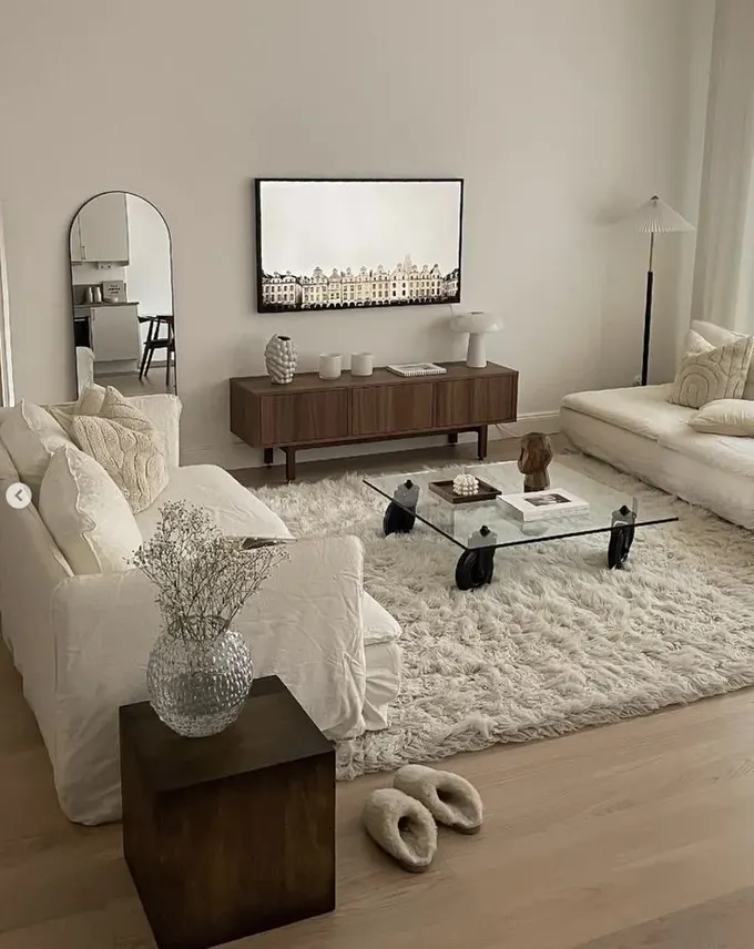 Bu şık minimal salon, dokulu halı ve yastıklarla daha sıcak ve davetkar hale getirilmiş.