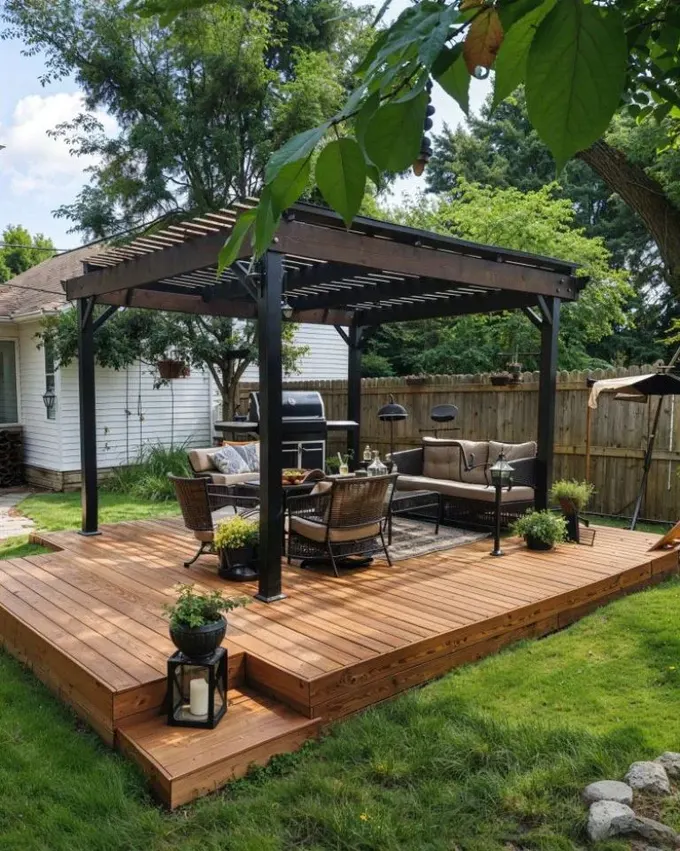 Küçük teras koyu renkli pergola ile tamamlanmış; modern mobilyalar, mangallı bir açık oturma odası sunuyor.