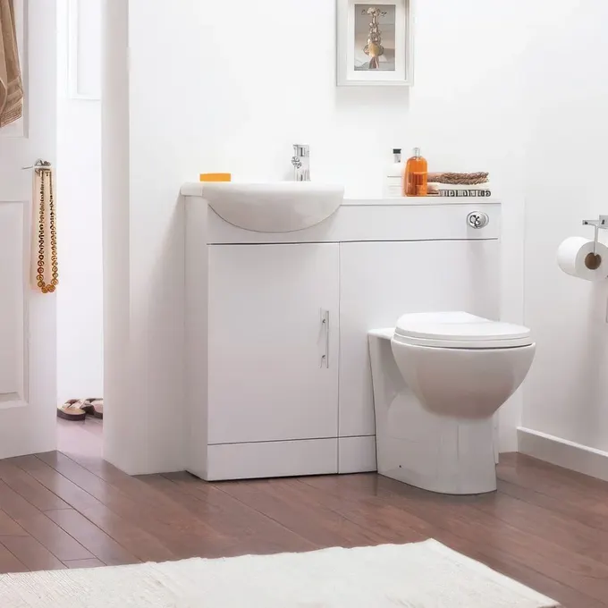Beyaz lavabo, klozet ve makyaj masası kombinasyonu.