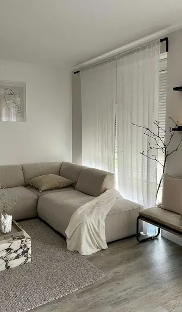 Dokulu halı ve mermer sehpa, mekâna ilgi çekici bir uyum katıyor.