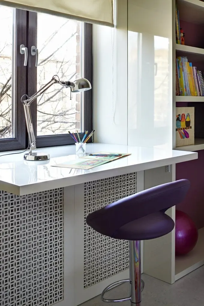 Parlak ve şık pencere pervazı modern bir masa, hem çocuk hem yetişkin odasına uyarlanabilir.