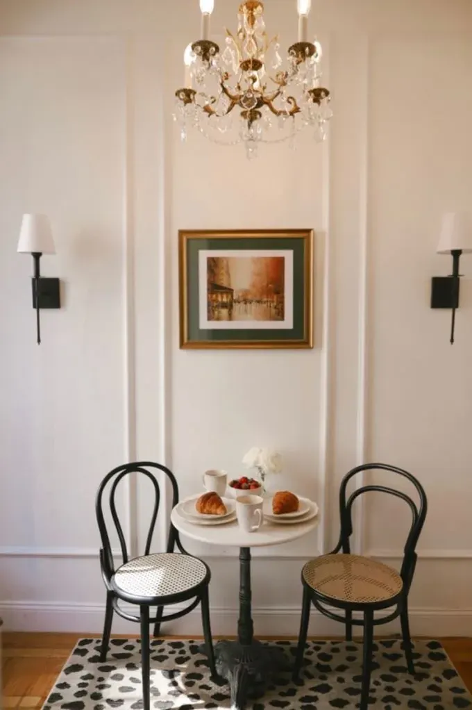 Bu sanat eseri, yemek köşesine Fransız bistro havası katıyor.