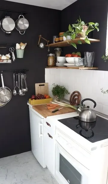 Bu raylar duvar rengiyle uyumlu, böylece daha az dikkat çekiyor ve dağınıklığı azaltıyor.
