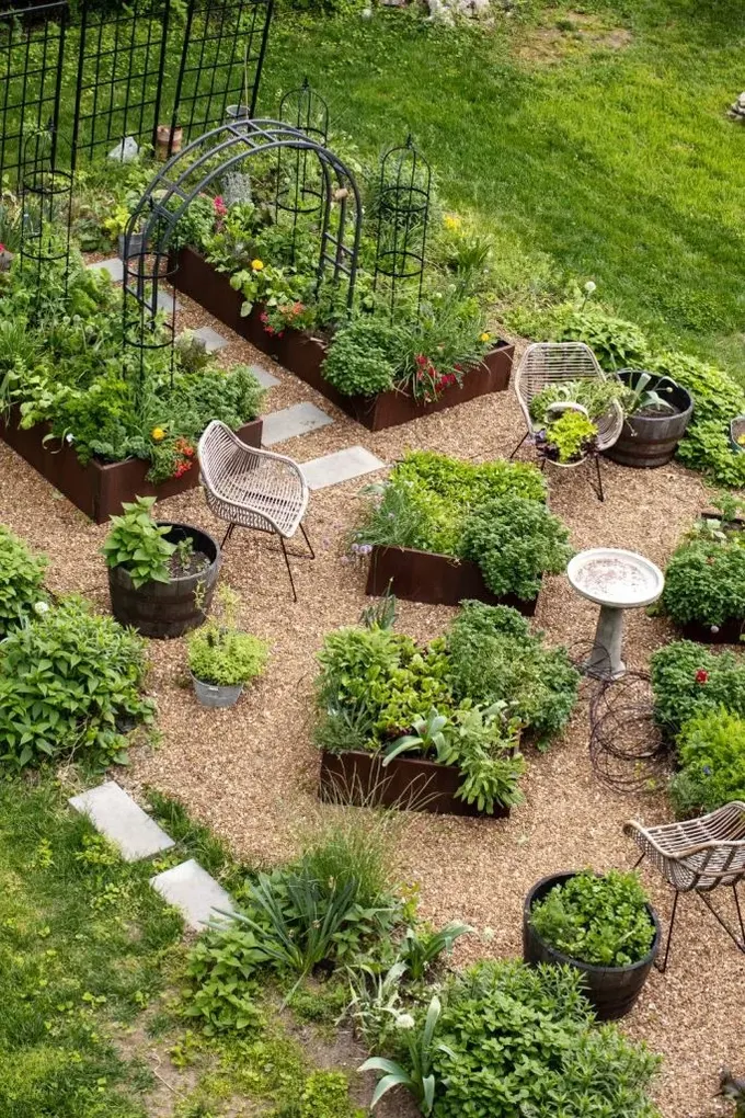 Bu büyük sebze bahçesi hem küçük hem büyük bahçe yatakları, kafesler ve bahçe mobilyalarını içeriyor.