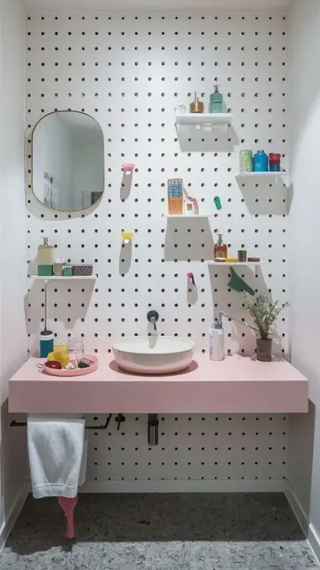Bu pegboard makyaj masası duvarı, çok sayıda raf ve bir aynayla küçük bir duvarda tam bir düzen sağlıyor.