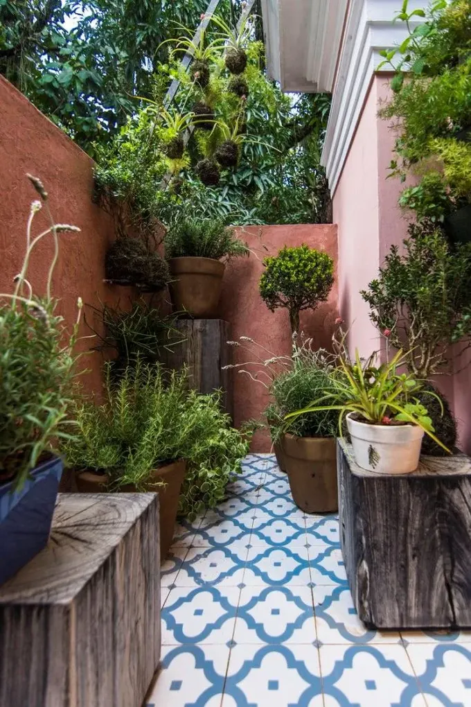 Mavi beyaz fayanslar ve terracotta duvarlarıyla güçlü Akdeniz esintisi veren küçük bir alan.