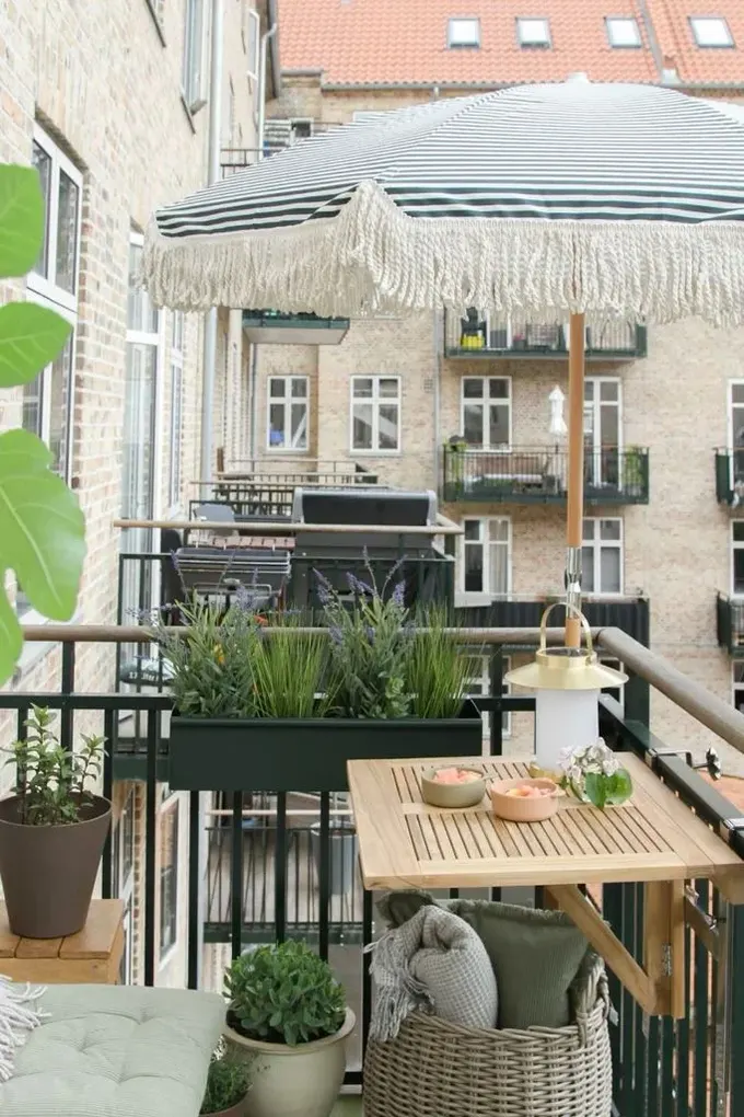 Balkon küçük asma masa ile dizayn edilmiş; yanına tabure ya da sandalye eklenebilir.
