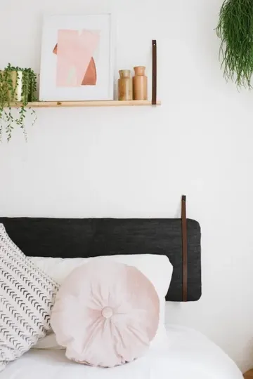 IKEA'dan bench minderi, siyah denimle kaplanmış başlık haline getirildi. Rahat yaslanma sağlar, modern ve kullanışlı bir dokunuş katar.