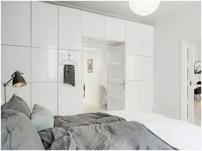 Kemer şeklinde tasarlanmış IKEA Besta saklama sistemi.