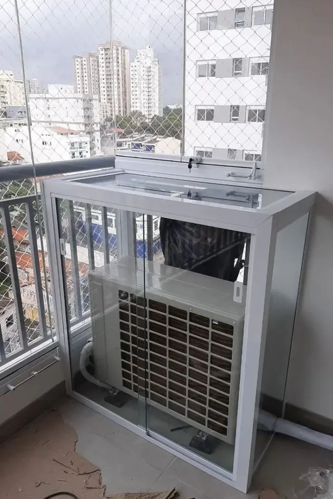Cam kutular klima birimleri için harika fikir; onları korur ve güzel görünür. İsterseniz renkli cam seçebilirsiniz.