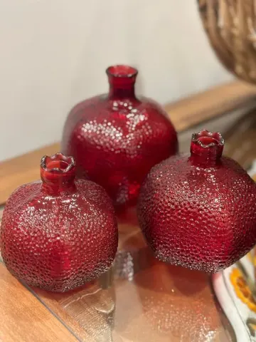 Sonbahar, kış ve yılbaşı için harika olacak kırmızı camdan nar şeklinde şık vazolar.