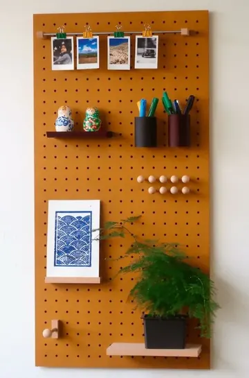 Bu hardal rengi pegboard, odaya canlı renk katıp eşyalarınızın öne çıkmasını sağlar.