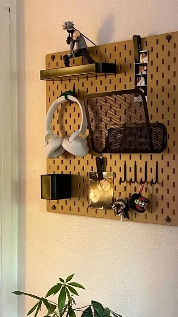 Bu ahşap pegboard, dekor ve gerekli eşyaları bir arada tutmak için ev ofisi için pratik bir parça.