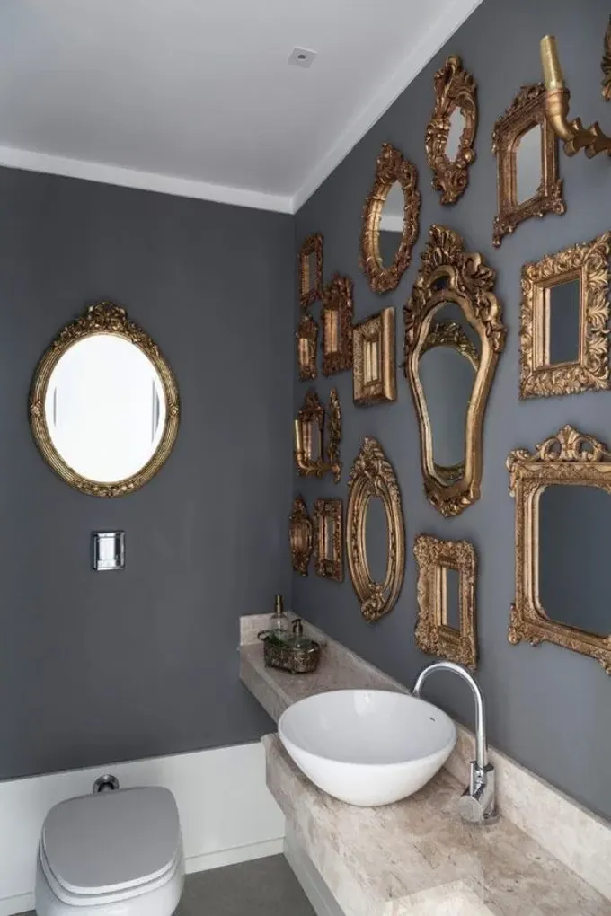 Bu havası yoğun banyo, güzel antika çerçeveli aynalarla oluşturulmuş bir galeri duvarıyla aydınlanıyor.
