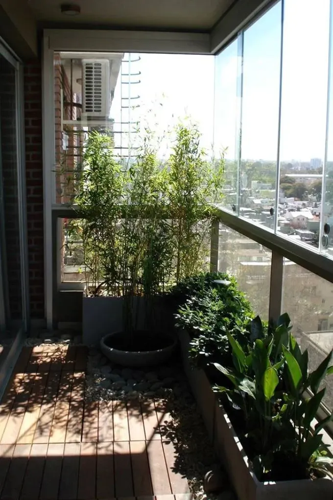 Kapalı balkon, tüm koşulları kontrol edebileceğiniz güzel bir bahçeye dönüşebilir.