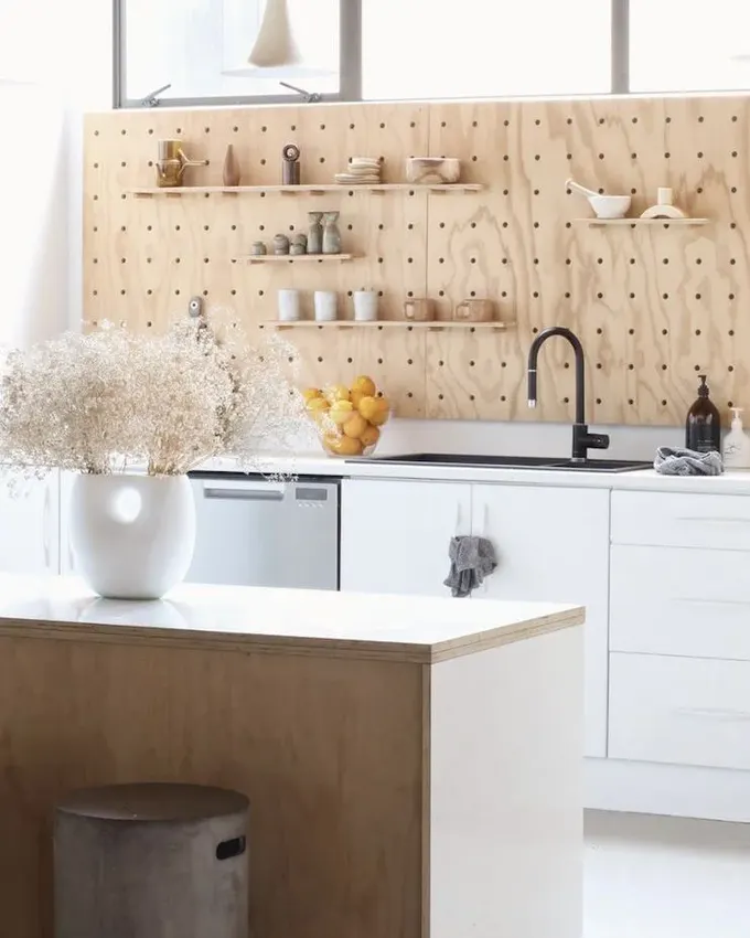 Renkli pegboard mutfak tezgah arkası, modern ya da İskandinav mutfakları için rahatlatıcı bir görünüm sunar.