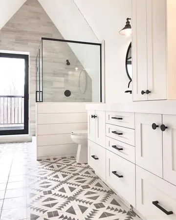 Nötr çiftlik evi tarzı banyo, mozaik fayanslar, tahta kaplı duvarlar ve dolaplar, yarım duvarlı duş alanı ile.
