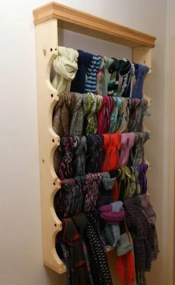 Bu vintage ahşap askılık, pek çok eşyayı rahatça saklamak için birkaç katmana sahip.