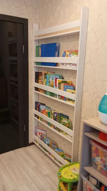 Çocuk odasına yerleştirilen bu dar ve şık raf ünitesi, kitaplar için kullanılıyor.