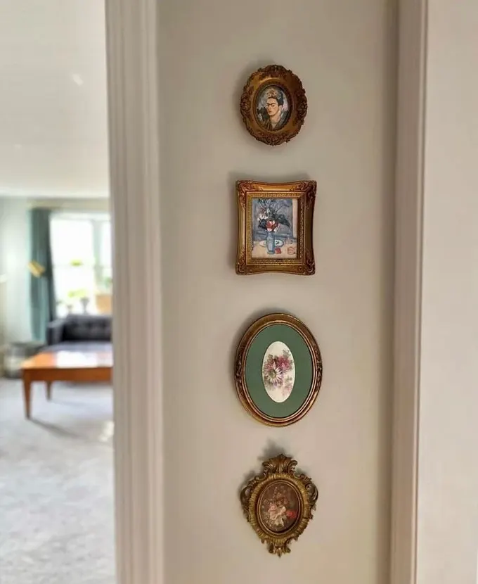 İki kapı arasındaki küçük duvar, küçük sanat eserlerinden oluşan dikey galeri duvarıyla dekore edilebilir.