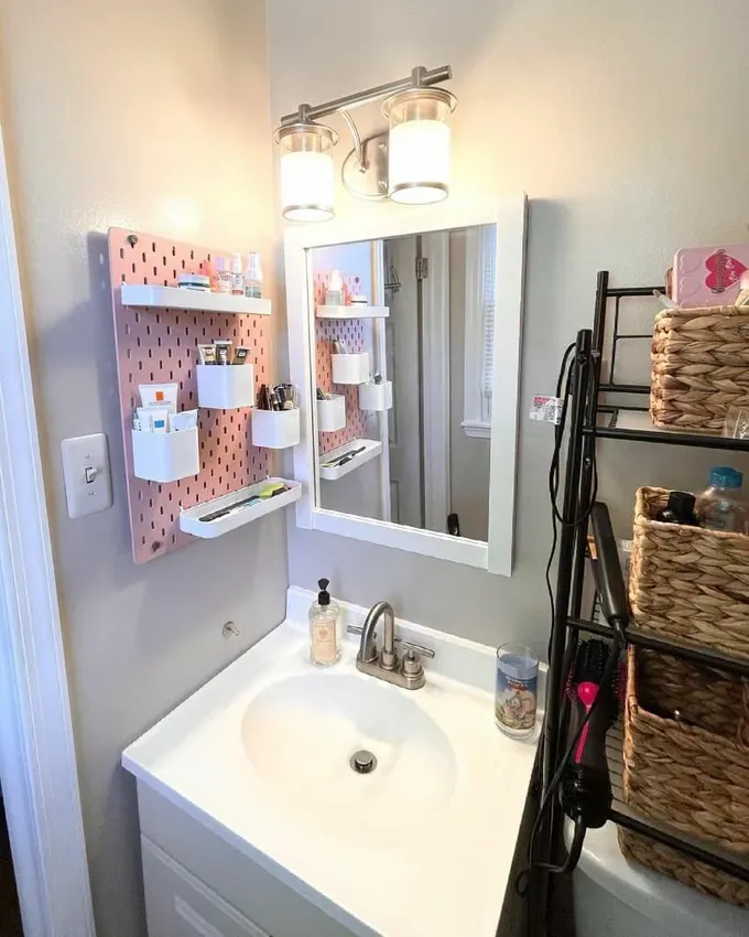 Pegboard sadece boyalı veya beyaz olmak zorunda değil; size uygun rengi seçin.