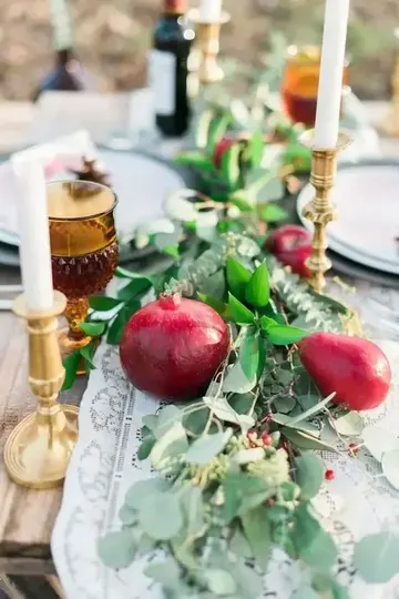 Yeşillik, armut, nar, yabani meyveler ve ince uzun mumlarla dolu zengin ve cesur bir sonbahar masa koşucusu.