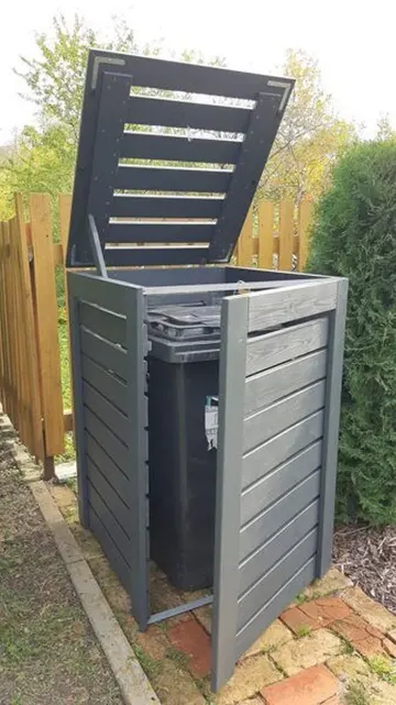 Küçük gri çıtalı ahşap kutu, kapak ve kapılıdır.