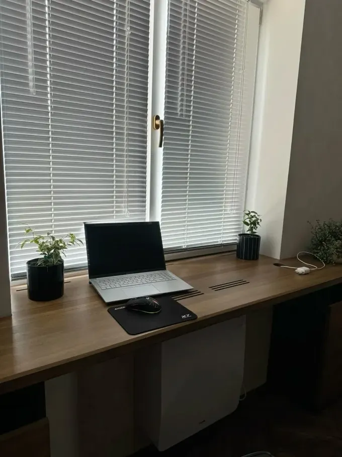 Küçük ve şık pencere pervazı masa olarak kullanılmış, panjurlar fazla ışığı engelliyor.