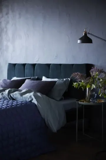 IKEA Malm yatak başlığını koyu yeşil Sanela kadife perdelerle güncelleyin. Bu şık dokunuş odaya sıcaklık katıyor, sofistike bir yatak odası atmosferi yaratmak için ideal.