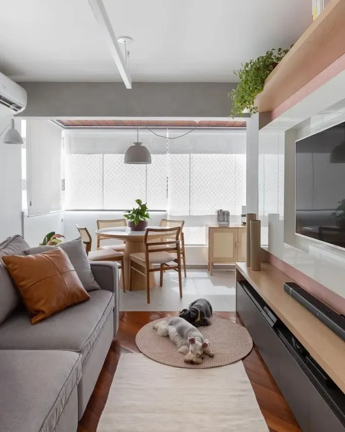 Bu şık modern TV alanı gömme mobilyalar ve bir kanape ile dizayn edilmiş.