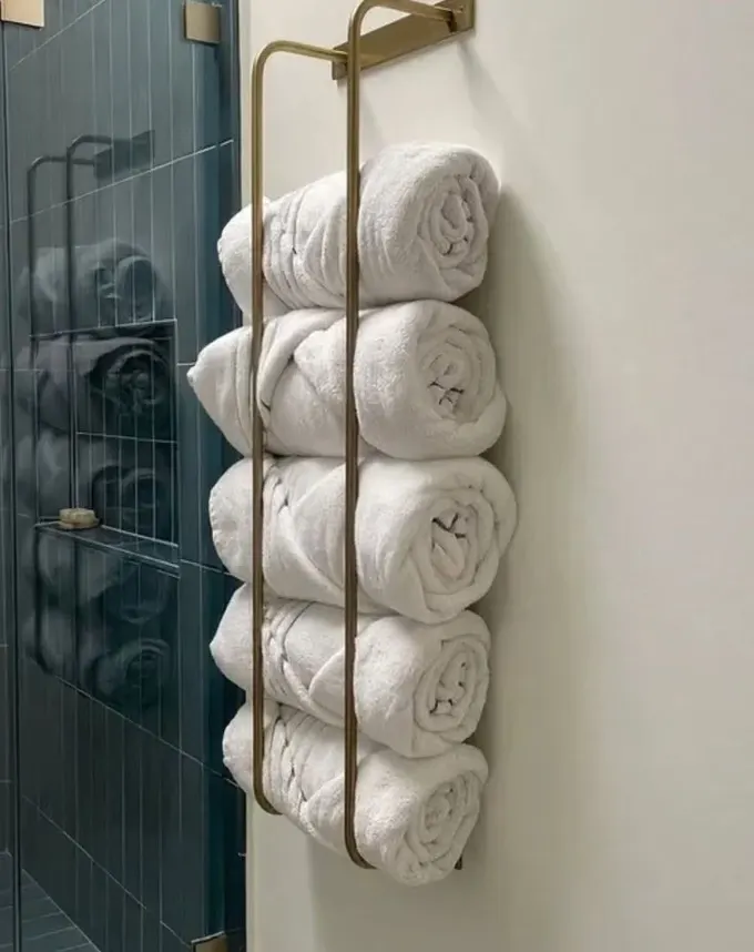 Bu havlu askısı az yer kaplayan spa havası veriyor. Çok şık, modern ve havluları böyle rulo yapmak kendinizi olduğunuzdan daha özel hissettirir..