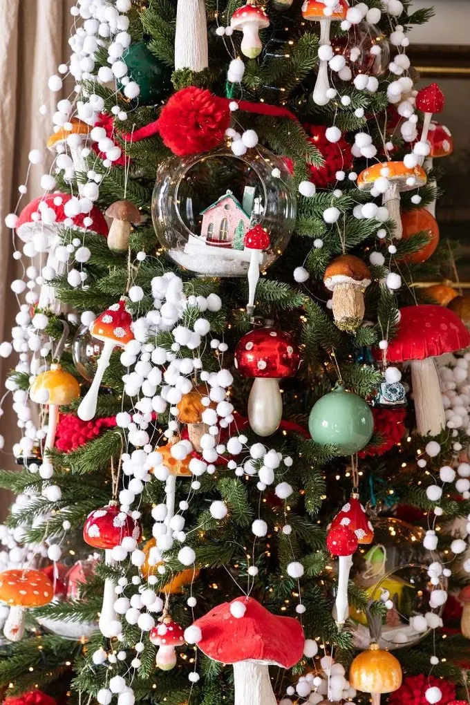 Bu büyüleyici Noel ağacı, kar topları ve parlak mantarlarla karlı bir orman havası yaratıyor.