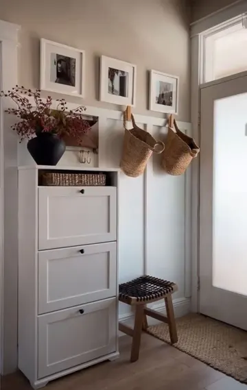 Bu IKEA ayakkabı dolabı hem ayakkabı saklamak hem de konsol görevi görmek için harika bir seçenek.