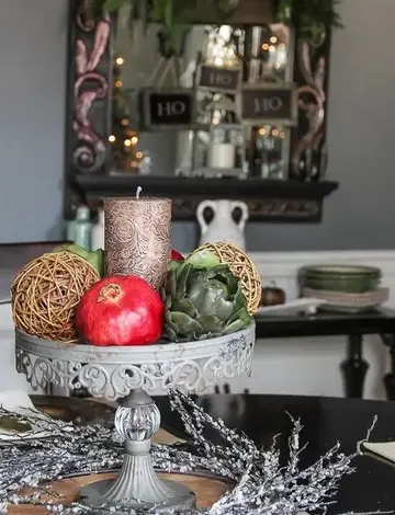 Mum, asma topları, narlar ve sebzelerle hızlıca hazırlayabileceğiniz dikkat çekici bir sonbahar merkezi süs.