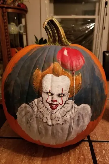 Korkutucu ve etkileyici Pennywise temalı balkabağı, Cadılar Bayramı partinize özel bir hava katar.