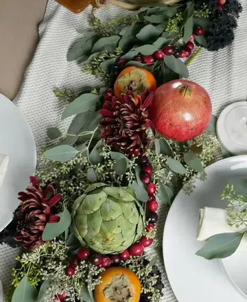 Yeşillik, güçlü dalyalar, enginar ve narlar gibi meyvelerle sonbahar veya Şükran Günü masa koşucusu.