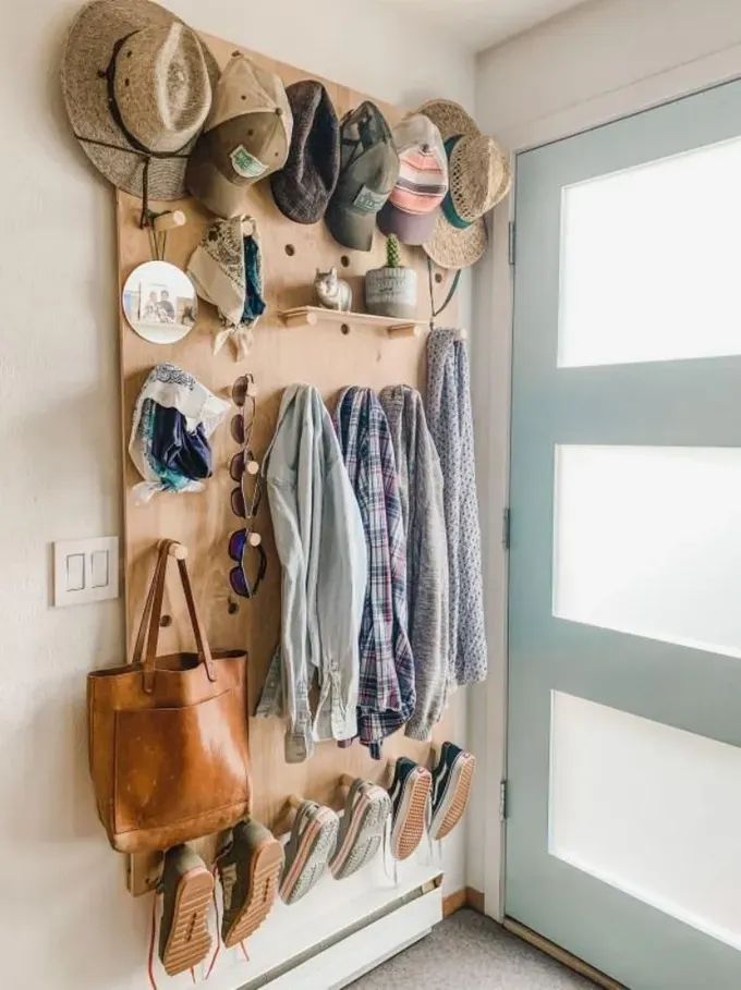 Pegboard ne kadar çok eşya tutabiliyor görün! Ayakkabı, şapka, dış giysi, çanta, güneş gözlüğü ve dekor bile!