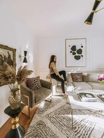 Neoklasik bir alan, geometrik, soyut, hayvan baskılarıyla daha çekici hale getirilebilir; burada hepsi karışık kullanılmış.