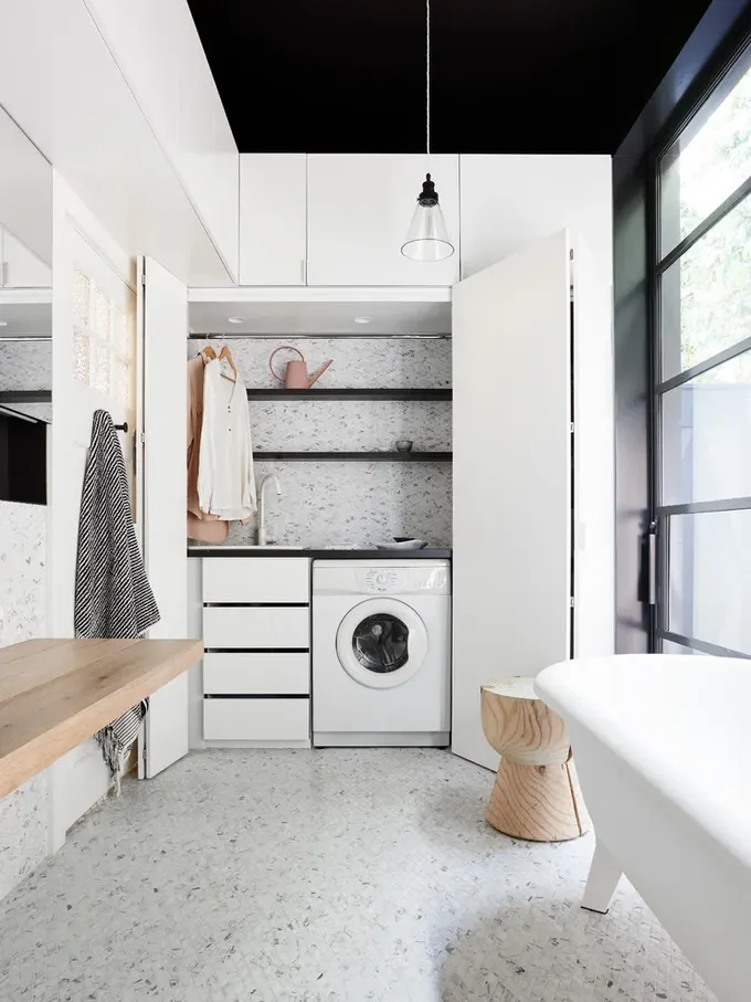 Banyo ve çamaşır odası kombinasyonu, şık alanı pratik hale getirmenin harika örneği.