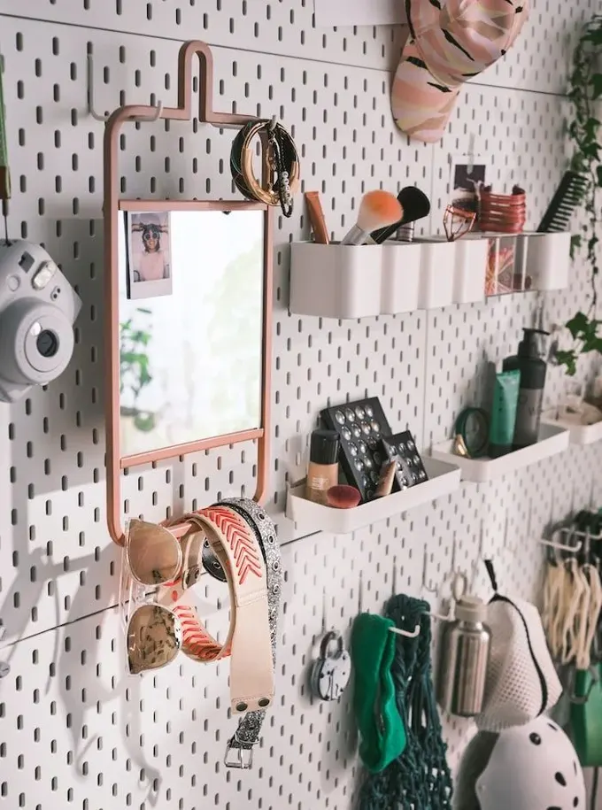 Bu pegboard duvarında makyajdan güzellik ürünlerine ve hatta bir aynaya kadar ihtiyacınız olan her şey saklanıyor.