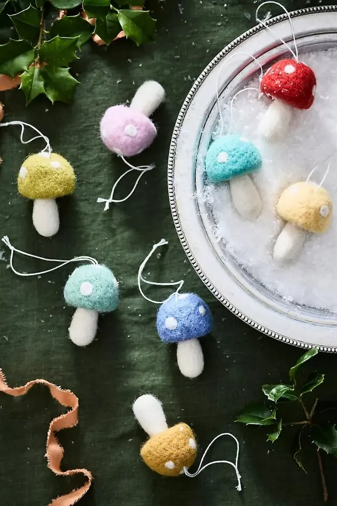 Renkli keçe mantarlar yaparak Noel süsü olarak kullanabilirsiniz, pastel dekorlar veya çocukların ağacı için ideal.