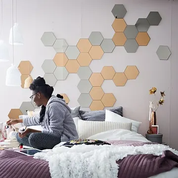 IKEA HONEFSS aynaları yatak arkasına monte edin, modern ve şık bir başlık elde edin.