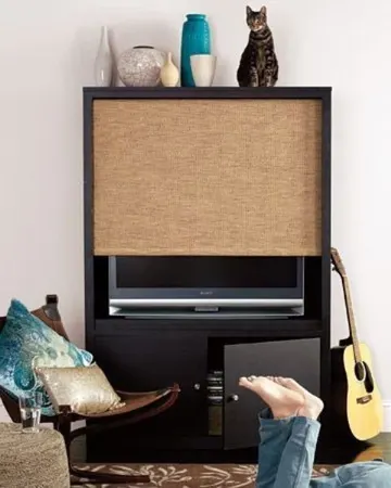 Depolama dolaplı ve örme perdeli TV ünitesi, TV'nizi kolayca gizleyen yaratıcı ve modern bir fikir.