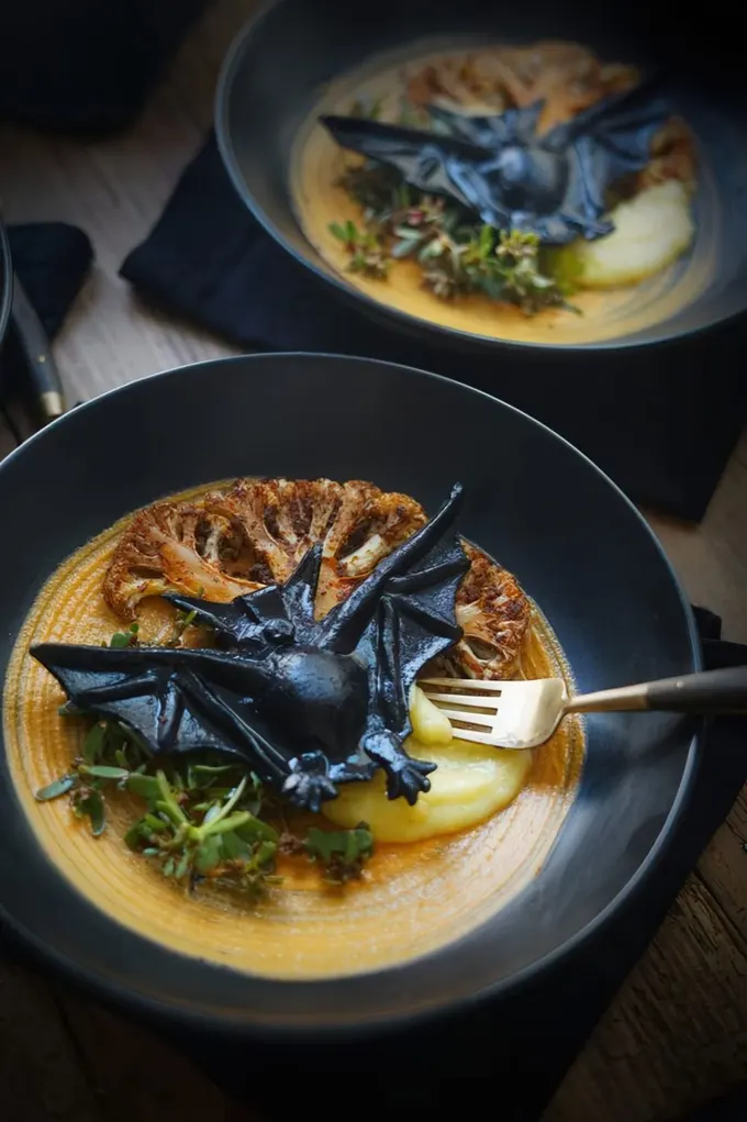 Purslane ve fırınlanmış karnabaharla yapılan glutensiz makarna, etkileyici bir Cadılar Bayramı yemeği.